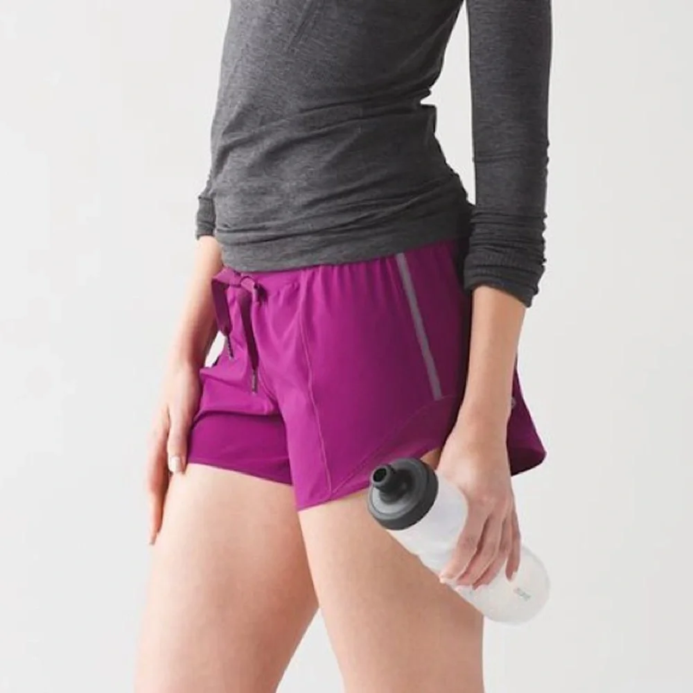 Lululemon Hotty Hot Low Rise lightweight Run Short Long 4” in Deep Fuchsia Sz 6